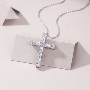 Pendentif croix avec pierres de zircon rondes, plaqué rhodium, acier inoxydable, charme religieux, bijoux unisexes, cadeau - Product Image 2