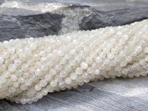 ลูกปัดมูนสโตนสีขาวธรรมชาติทรงกลมเหลี่ยมเพชรพลอยขนาด 2 มม. 3 มม. 4 มม. ลูกปัดพลอยขนาดเล็กสำหรับทำสร้อยข้อมือ สร้อยคอ DIY เครื่องประดับ - Product Image 4