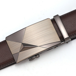 Cinturón de Cuero Vacuno Formal con Hebilla de Aleación Geométrica, Color Marrón Sólido, Diseño de Moldeo de una Sola Pieza, Duradero - Product Image 4