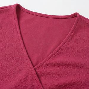 Camiseta de mujer sexy de lona sólida con ojales y botones, plisada lateralmente, cuello en V, estilo coreano, ajustada, manga larga, color personalizado, para primavera - Product Image 4