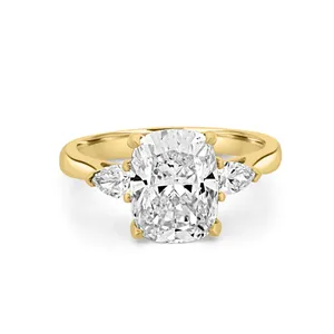 Anillo de Compromiso y Boda de Oro de 18K con Diamante Sintético Cultivado en Laboratorio de 2.50 Quilates, Corte Cojín, Claridad VS1, Color F, Certificado IGI - Product Image 1