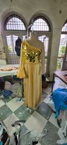 Robe longue à sequins asymétrique avec manches à volants, robe de cocktail glamour couleur or, élégante et écologique, faite à la main - Product Image 3
