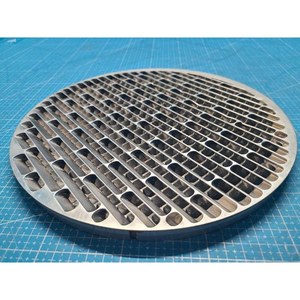 Plaque de distribution de gaz pour pommeau de douche Novellus, utilisée comme telle quelle, équipement semi-conducteur d'époque - Product Image 1