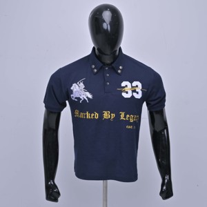 Polo de manga corta azul marino para hombre con estampado de jinete y número 33 bordado en la parte delantera, estilo preppy ecuestre. - Product Image 1