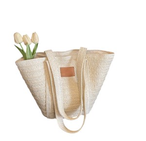 Domina el arte del minimalismo en la moda con este exquisito bolso de hilo natural, terminado con mano de obra de alta calidad hoy. - Product Image 1