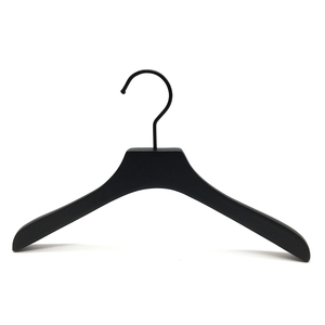 Percha de <span class=keywords><strong>madera</strong></span> negra para ropa de niños con logotipo personalizado - Precio competitivo, calidad superior, diseño moderno, percha gruesa para abrigos. - Product Image 2