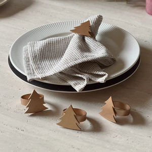 Anneaux de serviette en similicuir brun rustique pour sapin de Noël – Décoration de table de dîner des fêtes – Porte-serviettes minimaliste en faux cuir en forme de sapin - Product Image 1