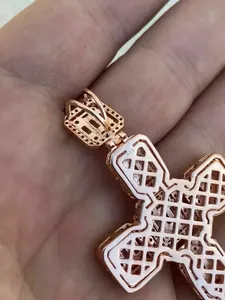 Colgante de Cruz con Moissanita Corte Baguette, Plata de Ley 925 Bañada en Oro Rosa, Collar Cristiano Totalmente Engastado, Colgante Religioso - Product Image 3