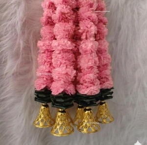 ดอกดาวเรืองประดิษฐ์ที่มีลักษณะเหมือนจริงพร้อมระฆังพวงมาลัยดอกไม้สำหรับงานแต่งงานฉากหลังเทศกาลขึ้นบ้านใหม่ mayun dholki | ของตกแต่งผนังบ้าน - Product Image 4