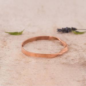 Bracelet fin torsadé en cuivre pur, style hippie bohème chic, bijou de guérison naturelle, fabriqué à la main au Népal - Product Image 4