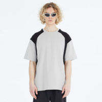 Grijze en zwarte kleurblok raglan t-shirt met korte mouwen, ronde hals, relaxed fit, casual, sportief.