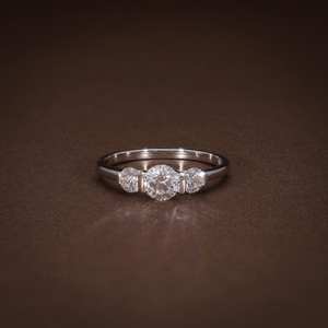 Anillo de compromiso auténtico de moissanita con tres piedras de diamante de talla redonda para mujer, plata 925, regalo sorpresa para amantes - Product Image 1