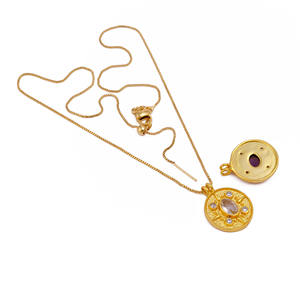 Collar con Medallón de Halo de Esmeralda y Piedra Central Color Rubor en Acabado Dorado de Inspiración Vintage, Joyería para Mujer para Ocasiones Especiales - Product Image 5