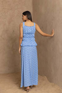 Robe longue d'été décontractée en mousseline de soie à imprimé floral bleu, bretelles spaghetti, fente haute, coupe évasée style bohème - Product Image 5