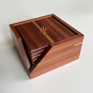 Ensemble de sous-verres en bois avec support, sous-verres carrés en bois massif avec bande enlaidée, dessous de tasse à café, décoration de table moderne et articles de table - Product Image 1
