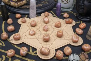 Juego de Piedras Rúnicas Pulidas de Piedra Lunar Melocotón Natural, 25 Piezas, Grabadas con Futhark, Forma Irregular, Estilo Religioso REIKI, Adivinación - Product Image 5