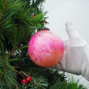 Boule de Noël en verre rose ombré texturée, ronde, à suspendre, pour décoration festive de sapin - Vente en gros - Product Image 3