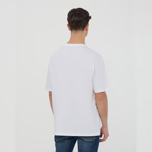 Camiseta Blanca de Manga Corta para Hombre con Bordado Floral Rojo, Cuello Redondo, Corte Regular, Estilo Casual - Product Image 4
