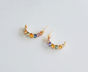 Hermosos Pendientes de Media Aro con Zafiros Naturales Multicolor Corte Esmeralda en Oro de 14K, Modelo Spectrum Arc - Product Image 5