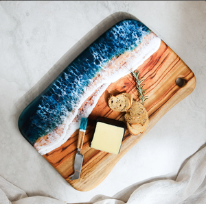 Tabla de charcutería de resina con diseño de olas oceánicas, tabla de servir queso de madera, tabla de cortar de epoxi hecha a mano con diseño de playa, tabla de cortar de madera. - Product Image 1