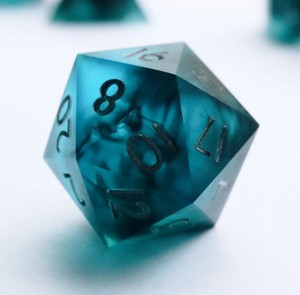 Juego de Dados de Resina Oceánica Azul Verde, Números Poliédricos Hechos a Mano, Diseño Personalizado para Juegos de Mesa - Product Image 1