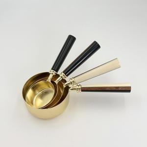Artículo Listo para Enviar: Tazas Medidoras de Acero Inoxidable con Acabado en Color Dorado y Asa de Resina Blanca y Negra para Hogar, Hotel y Restaurante - Product Image 1