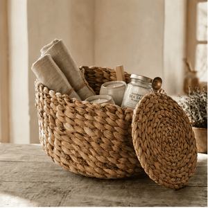 Cesta de Almacenamiento Tejida KOTTRAVAI con Tapa, Organizador Redondo de Bambú Natural para Baño, Decoración del Hogar, Estilo Wabi Sabi, Tamil Nadu - Product Image 1