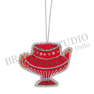 Brazeal Studio - Ornements de Noël personnalisés faits à la main en velours satiné écologique, brodés de perles, fils dorés, sur mesure - Product Image 6