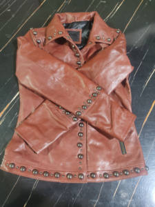 Nuevas Chaquetas de Mujer Estilo Universitario de Cuero de Oveja Genuino Premium Personalizadas, de Alta Calidad, Transpirables, Resistentes al Viento y Calefactables - Product Image 3