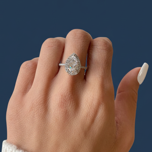 Bague de fiançailles en diamant de laboratoire certifié IGI 2,50 carats VVS2 F, taille poire, halo, or jaune 14K plaqué rhodium, vente en gros pour femmes - Product Image 1