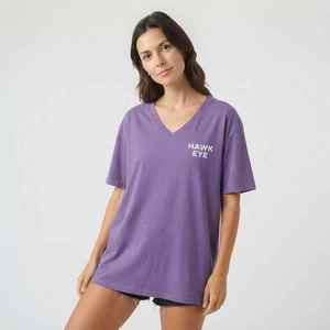 T-shirt décontracté pour femme, violet, col en V, manches courtes, coupe ample, 100 % coton, jersey imprimé avec logo - Product Image 1