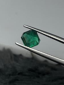 พลอยมรกตสีเขียวธรรมชาติทรงแปดเหลี่ยมสำหรับทำเครื่องประดับ - Product Image 2