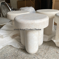 Table d'appoint sculpturale en fibre de verre, texture travertin, design colonne, table d'appoint moderne minimaliste pour salon, chambre, hôtel