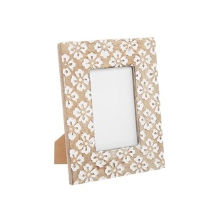 Encantadores marcos de fotos de madera producidos para realzar recuerdos queridos con una sofisticación subtil y un atractivo atemporal. - Product Image 1