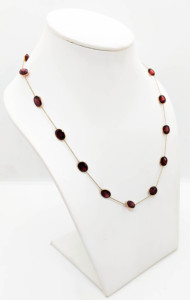 สร้อยคอประดับพลอยโกเมนธรรมชาติ ทองคำแท้ 18K ชุบทองคำเหลือง ประดับพลอยหลายเม็ดแบบฝังขอบ สร้อยพลอยสีเข้ม เครื่องประดับประจำเดือนมกราคม - Product Image 3