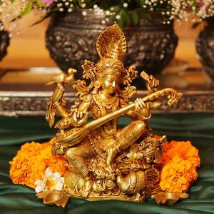 Enriquezca su espacio espiritual con este elegante ídolo de latón de la diosa Maa Saraswati, un símbolo de sabiduría y creatividad. - Product Image 1