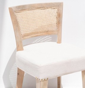 Chaise de salle à manger en bois Vandana Falcon Merino avec dossier en rotin pour intérieurs modernes élégants - Product Image 4