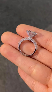 Anillo de Diamante Cultivado en Laboratorio con Corte Brillante Redondo y Halo Oculto, Anillo de Compromiso con Pavé de Diamantes en Oro Blanco, Anillo Nupcial de Lujo Personalizado - Product Image 2
