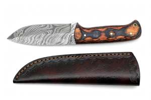 Cuchillo de exterior hecho a mano con acero de Damasco, mango de madera bicolor y funda de cuero estampado. - Product Image 5
