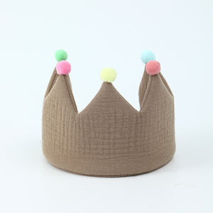 Gorro de bebé de algodón suave rosa personalizado con pompón, <span class=keywords><strong>coronas</strong></span> de bebé de muselina para <span class=keywords><strong>cumpleaños</strong></span> - Product Image 3