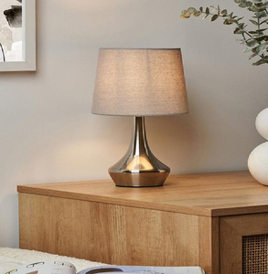 Lampe en forme de goutte d'eau en nickel brossé élégant avec un abat-jour en tissu gris pour les espaces contemporains. Disponible à prix de gros. - Product Image 1