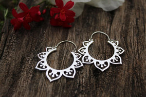 Boucles d'oreilles créoles en or faites à la main, motif pétale de lotus, découpées, style bohème ethnique, bijoux tendance pour femme - Product Image 1