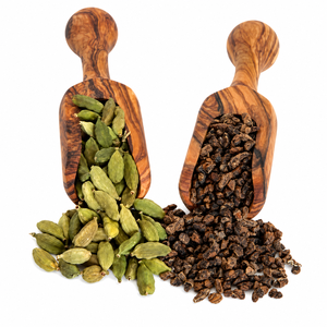 น้ำมันหอมระเหยกลิ่นกระวาน สารสกัดกระวาน บรรจุภัณฑ์ขายส่ง น้ำมัน Elettaria Cardamomum สำหรับผลิตภัณฑ์ดูแลผิวและร่างกาย รับผลิตแบบ OEM - Product Image 1
