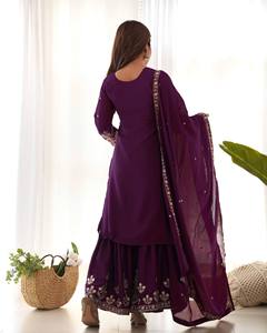 Ensemble Sharara de Luxe Traditionnel Brodé Violet pour Femme, Tenue de Cérémonie Pakistanaise de Créateur, Salwar Kameez Dupatta à Séchage Rapide - Product Image 4