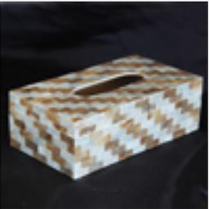 Caja de pañuelos artesanal de conchas marinas hecha a mano en Bali, Indonesia. Caja de pañuelos con motivos artísticos de mosaico de conchas marinas. - Product Image 3