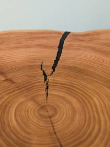 Mesa de Centro de Madera de Cedro Natural con Resina Epoxi, Patas de Metal con Diseño de Horquilla, Diseño Moderno, Hecha a Mano, Ecológica - Product Image 5