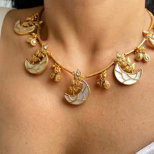 Collier ras-de-cou en laiton plaqué or avec perles Kundan et perles de nacre, ensemble de bijoux inspiré de Sabyasachi, classique pour mariage et mariée - Product Image 5