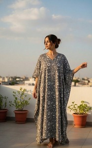 ชุดเดรสยาวสไตล์อินเดียพิมพ์ลายบล็อกด้วยมือ ผ้าฝ้ายทรงหลวมสบายๆ สำหรับผู้หญิง สไตล์โบฮีเมียน เหมาะสำหรับใส่เที่ยวพักผ่อนฤดูร้อน งานแฮนด์เมดลายชาติพันธุ์ - Product Image 6