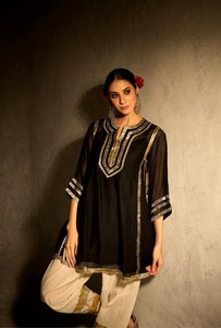 Conjunto de Ropa Étnica India y Pakistaní en Blanco y Negro, Túnica Bordada con Gota Patti y Pantalones Palazzo, para Bodas y Fiestas - Product Image 4