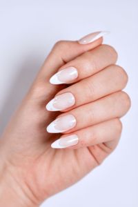 Uñas Postizas Elegantes con Punta Francesa, Color Nude Lechoso, Forma Almendrada, Personalizadas OEM ODM de Fábrica, Estampado Dorado, Longitud Media, 24 Piezas - Product Image 2
